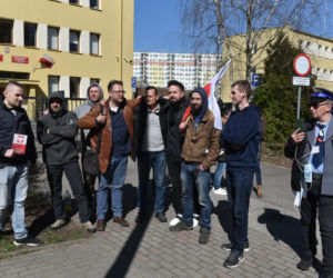 Bartosz T. przesłuchany przez prokuraturę. Zwolennicy Wolni My protestowali pod siedzibą w Toruniu