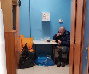 Strażnicy uratowali bezdomnego z bólem serca 