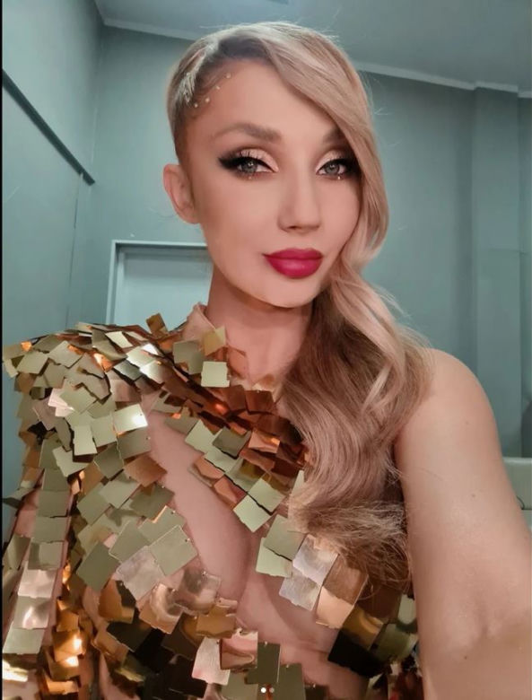  Cleo kusi głębokim dekoltem! Poczuła wiosnę