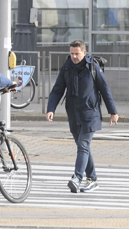 Trzaskowski po wyjściu z metra na pl. Bankowym ruszył prosto do ratusza