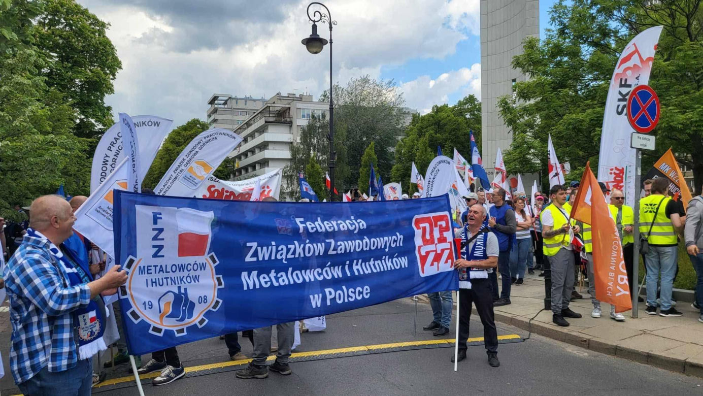 Protest hutników w Warszawie. Idą od Sejmu do Kancelarii Premiera