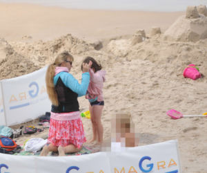 Anna Guzik z rodziną na plaży