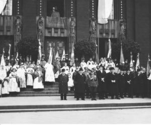 Uroczystości 3 Maja na starych fotografiach. Wielkie defilady i piękne stroje! [ZDJĘCIA]