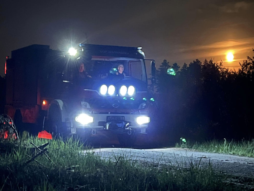 Niezidentyfikowany obiekt latający miał spaść pod Szczytnem. W akcji policja i straż pożarna [ZDJĘCIA]
