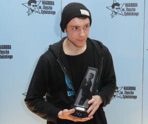 Debiutował jako Magik w Jesteś Bogiem. Tak na przestrzeni lat zmienił się Marcin Kowalczyk