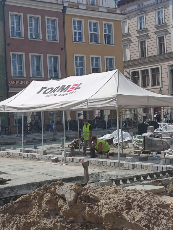 Kładą kostkę granitową na Starym Rynku w Poznaniu