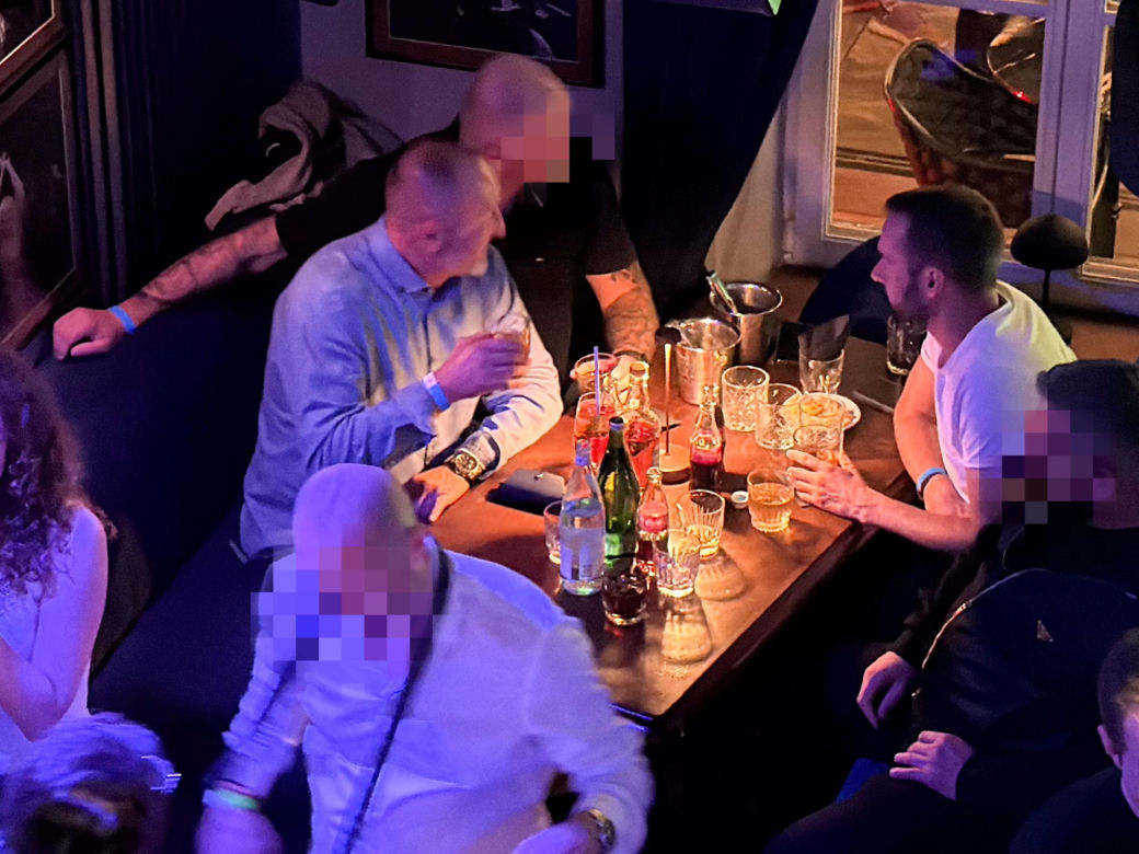 Posłowie Bartosz Romowicz i Piotr Górnikiewicz po wieczornym głosowaniu przyjechali do klubu Piano Bar