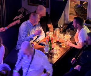 Posłowie Bartosz Romowicz i Piotr Górnikiewicz po wieczornym głosowaniu przyjechali do klubu Piano Bar
