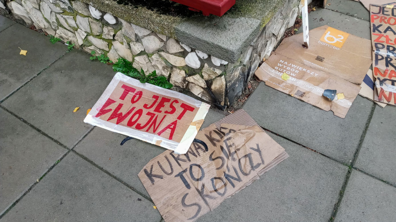 Chryzantemy i znicze pod siedzibą PiS w Szczecinie
