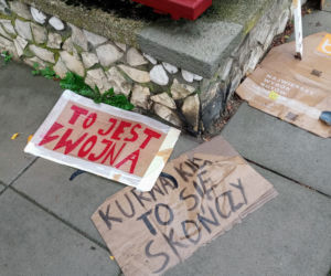 Chryzantemy i znicze pod siedzibą PiS w Szczecinie