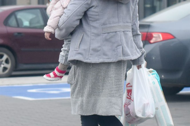 Joanna Koroniewiska robi zakupy z dzieckiem