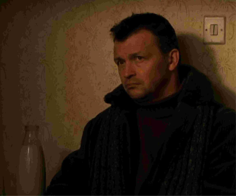 Aktor Jan Frycz z zamyślonym wyrazem twarzy w ciemnym ubraniu. O cyklu Piątki z gwiazdą w Kino Polska przeczytasz na Eska.