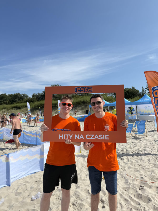 Niebieska i pomarańczowa ekipa rozgrzała plażę w Ustce! Baltic Tour Medicover Sport kontynuuje nadmorską trasę!