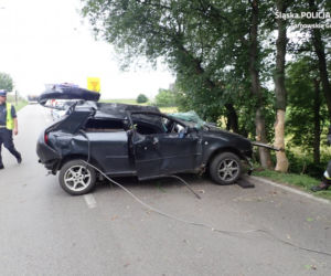 Roztrzaskane Audi A3. Dwie osoby jadące autem w ciężkim stanie