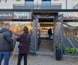 Nowy trend nad morzem! Lody i pamiątki w połowie listopada? Ta nadmorska miejscowość jest czynna cały rok