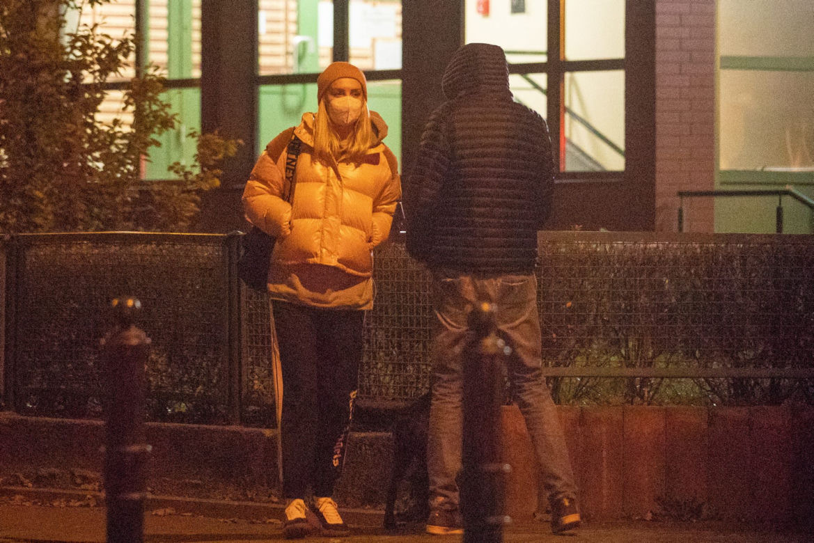 Agnieszka Woźniak-Starak na nocnym spacerze z przyjacielem