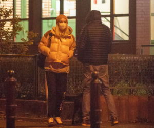 Agnieszka Woźniak-Starak na nocnym spacerze z przyjacielem