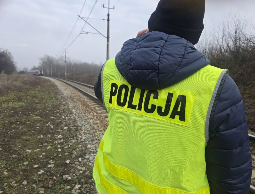 Pociąg zmiażdżył auto, dwie osoby nie żyją! Ruch został wstrzymany