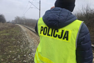 Pociąg zmiażdżył auto, dwie osoby nie żyją! Ruch został wstrzymany