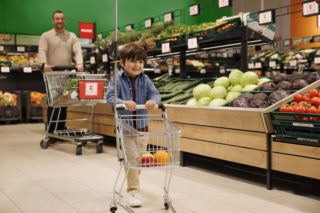 Daleko do pięciu porcji dziennie. Badanie pokazuje, jak Polacy naprawdę jedzą warzywa i owoce
