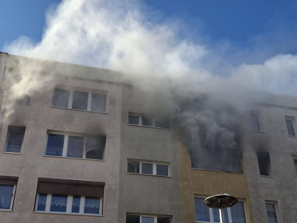 Pożar w bloku w Kościanie. Lokatorzy czekali na pomoc na balkonach