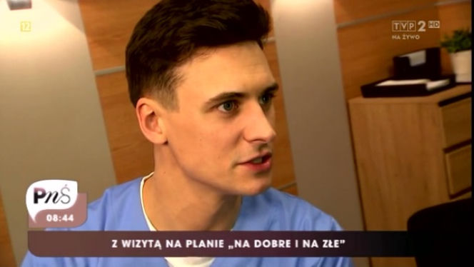 Pytanie na śniadanie. Mateusz Damięcki na planie Na dobre i na złe