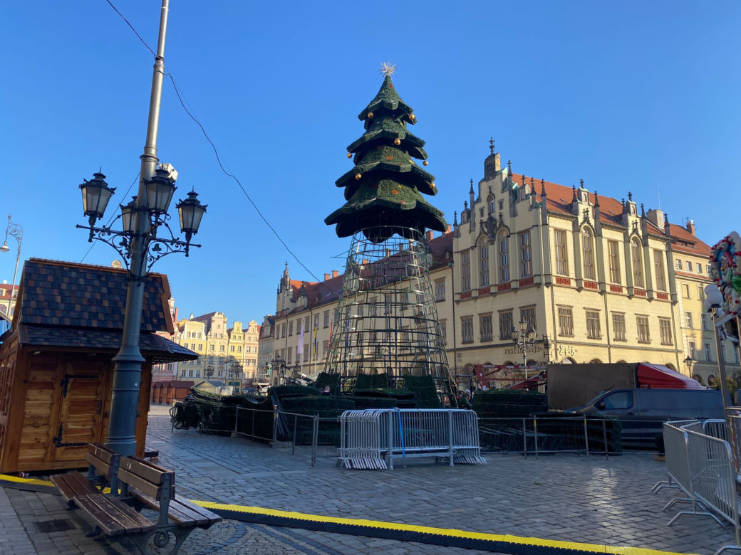 Choinka we Wrocławiu prawie gotowa. Zdania mieszkańców znowu podzielone [ZDJĘCIA]