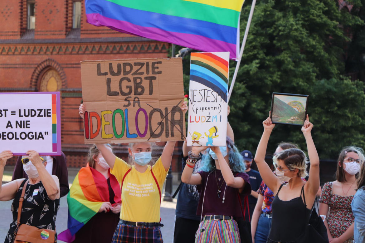 Za nami demonstracja wspierająca osoby LGBT w Toruniu. Konkretne hasła!