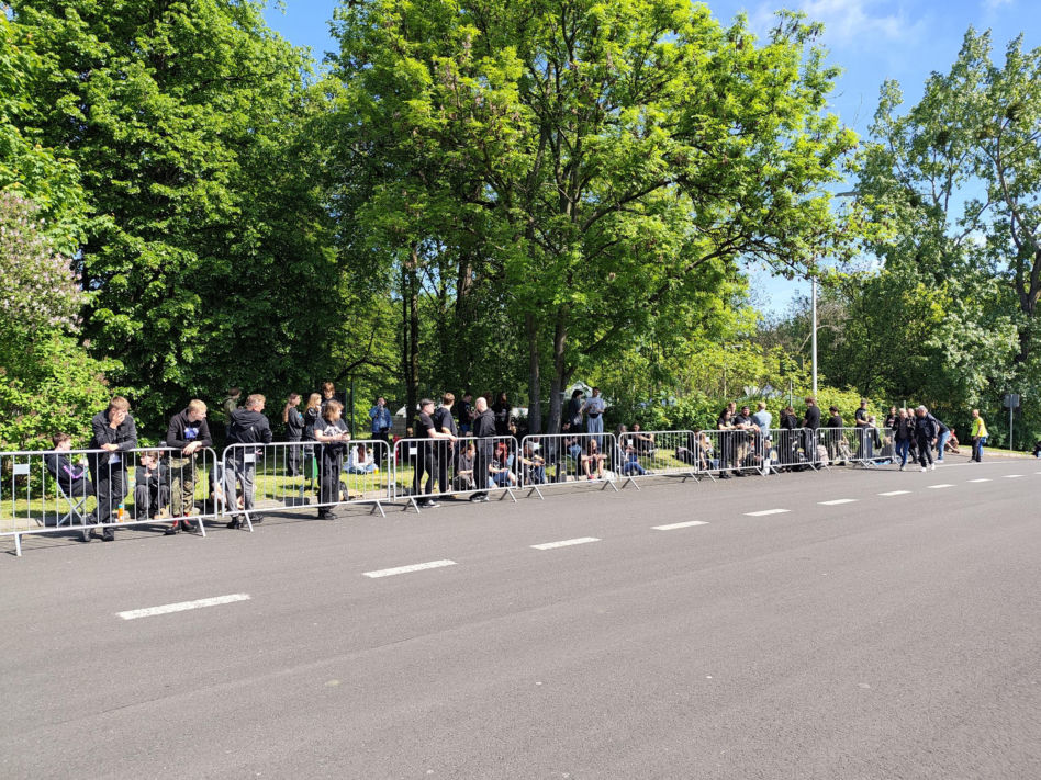 Długie kolejki i tłum fanów przed koncertem Metaliki