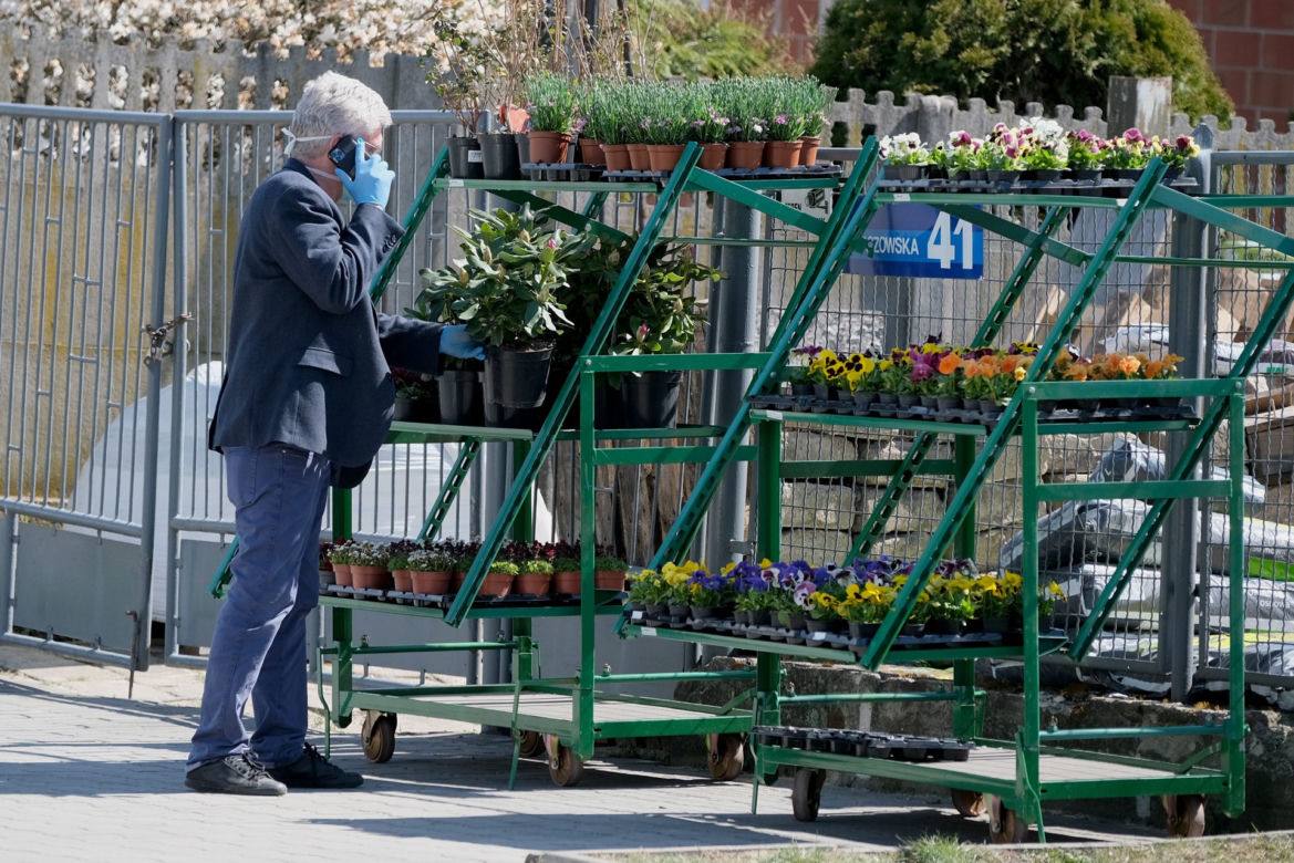 Marszałek Karczewski robi zakupy na bazarku