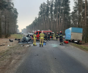 Tragiczne zderzenie osobówki z busem pod Kępnem. 76-latek nie miał szans! [ZDJĘCIA]