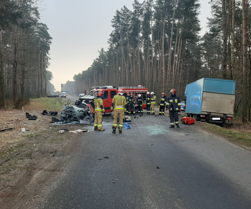 Tragiczne zderzenie osobówki z busem pod Kępnem. 76-latek nie miał szans! [ZDJĘCIA]