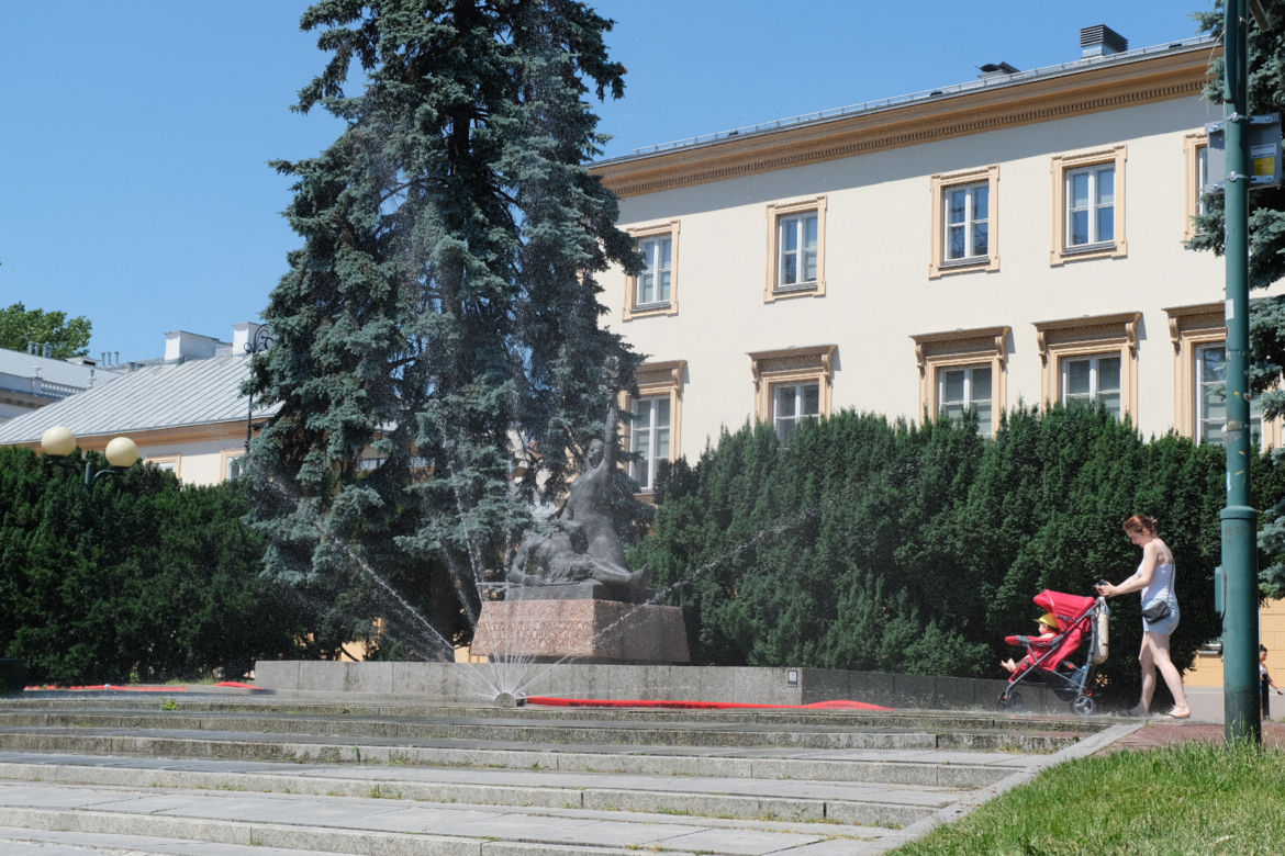 W Warszawie stanęły kurtyny wodne. Warszawiacy walczą z upałem