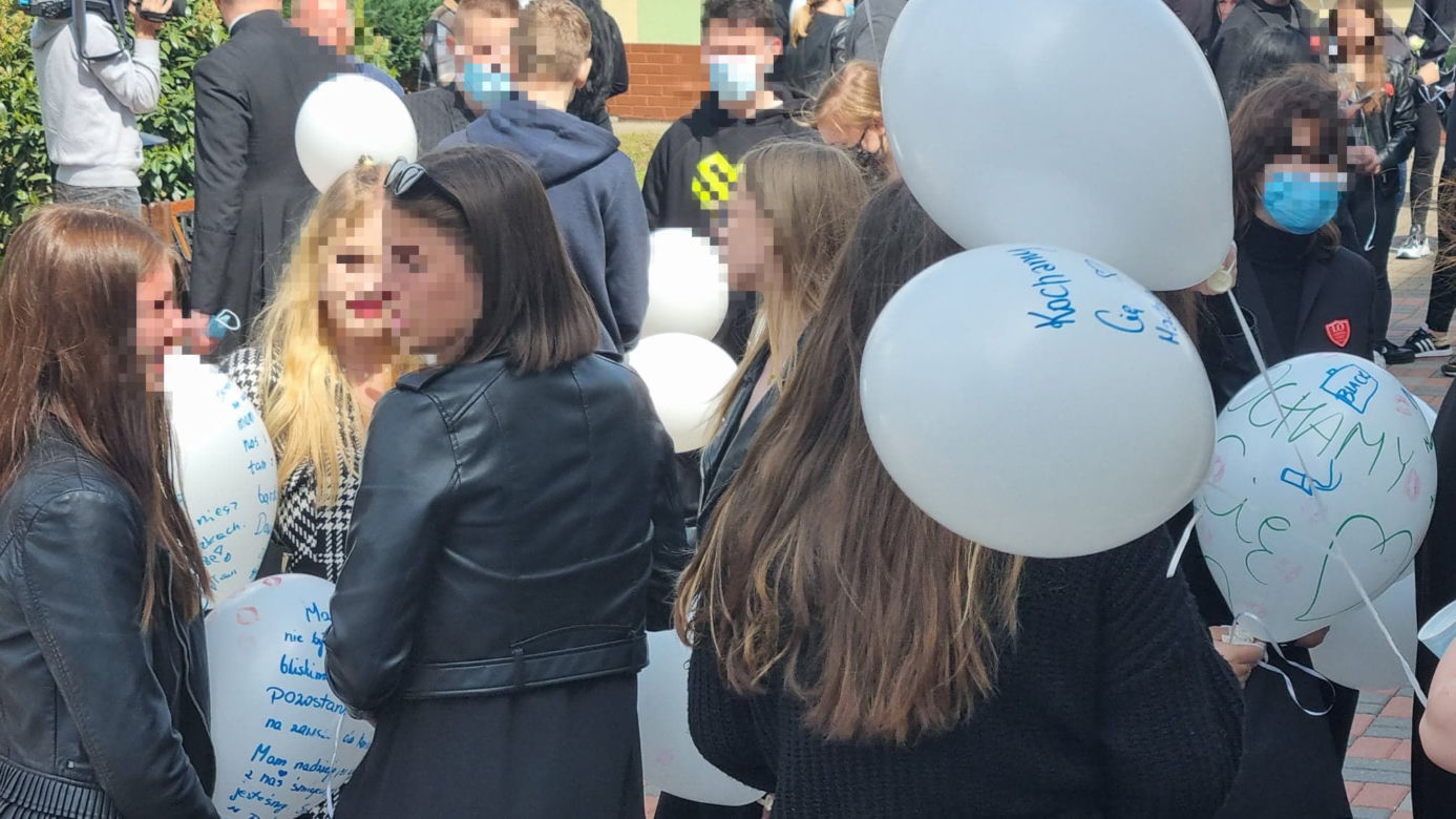 Koledzy żegnają swoją Madzię. "Cześć Jej pamięci!". Łzy, rozpacz i niezrozumienie. Nie tak miał wyglądać koniec roku szkolnego [ZDJĘCIA]