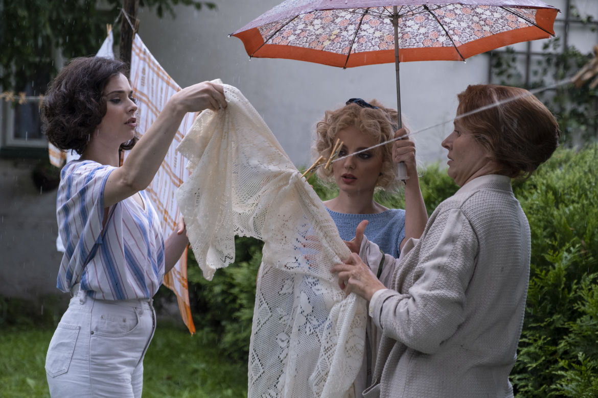 Stulecie Winnych 4, odc. 50: Ania (Urszula Grabowska), Kasia (Weronika Humaj), Michelle (Maria Pawłowska)