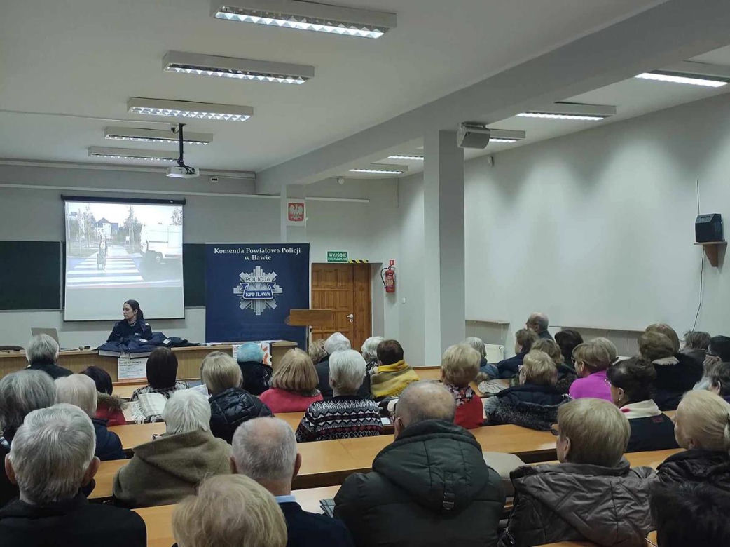 Policjantki z Iławy przed Dniem Babci i Dziadka edukowali seniorów