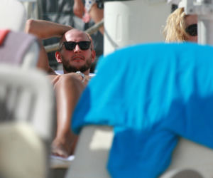 Kurek wyleguje się na plaży po igrzyskach