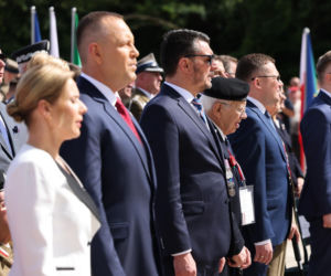 Prezydent RP Karol Nawrocki i pierwsza dama Marta Nawrocka podczas polowej mszy świętej na Polskim Cmentarzu Wojennym pod Monte Cassino