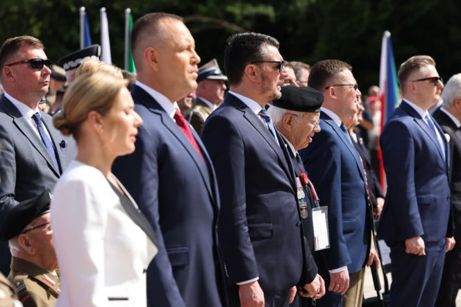 Prezydent RP Karol Nawrocki i pierwsza dama Marta Nawrocka podczas polowej mszy świętej na Polskim Cmentarzu Wojennym pod Monte Cassino