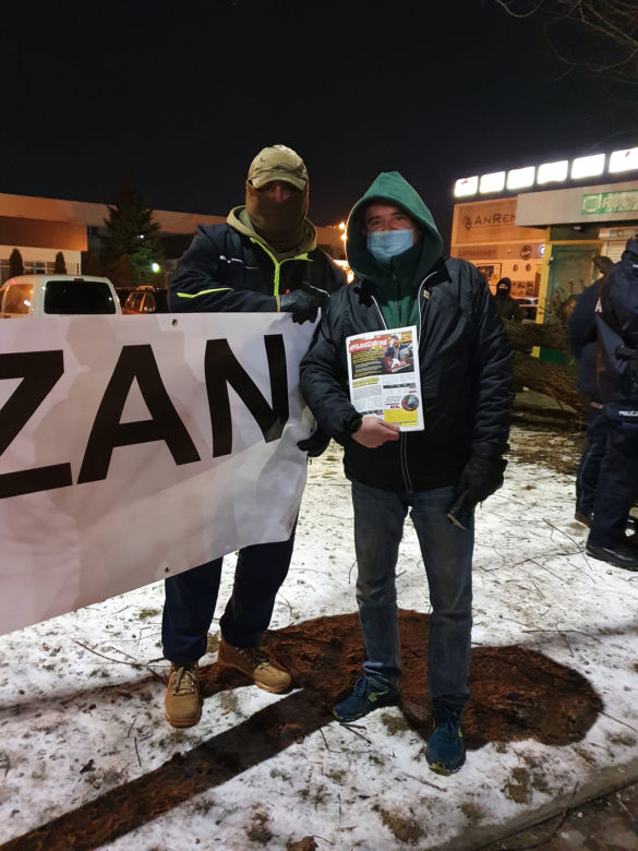 Kaczyński w Starachowicach. Pod kościołem okrzyki "Wynocha"; "Wolna Polska"