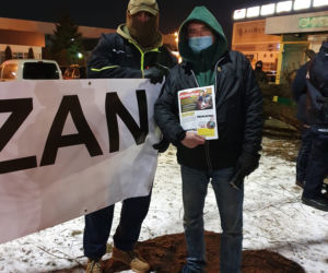 Kaczyński w Starachowicach. Pod kościołem okrzyki Wynocha; Wolna Polska