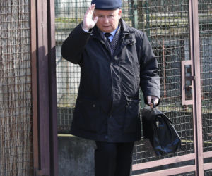 Wiercą Kaczyńskiemu za ścianą