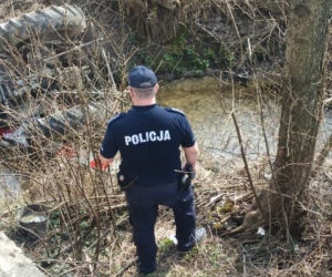 Tragiczny wypadek w Ulanicy. Traktorzysta zjechał z drogi i spadł do rzeki. Mężczyzna zginął na miejscu 