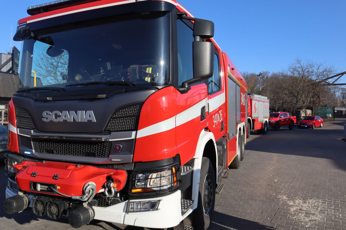 Poważny wypadek w tartaku na terenie powiatu toruńskiego. Maszyna wciągnęła rękę 46-latka