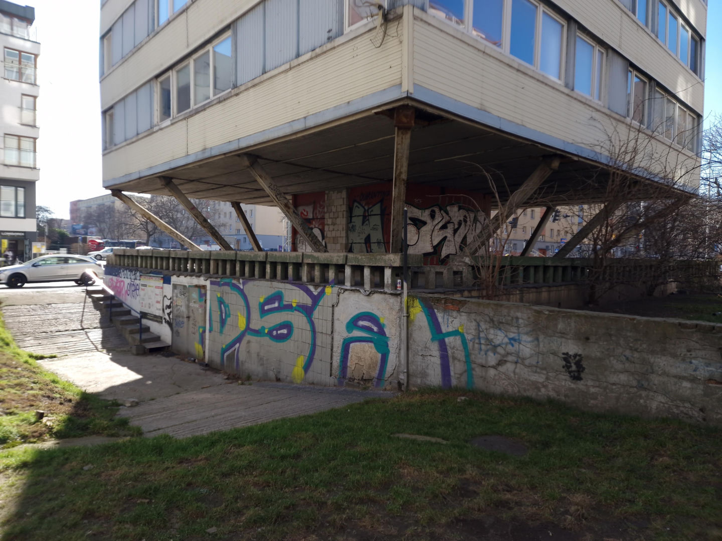 Trzonolinowiec - wieżowiec przy Kościuszki we Wrocławiu z lat 60. przed remontem