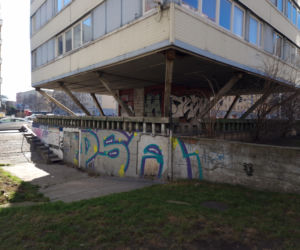 Trzonolinowiec - wieżowiec przy Kościuszki we Wrocławiu z lat 60. przed remontem