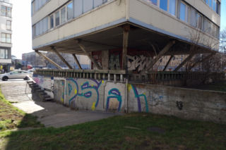 Mieszkali tu znani aktorzy, a wieżowiec z PRL był śmiałym eksperymentem, choć przegrał z wielką płytą. Dziś pusty czeka na remont za miliony