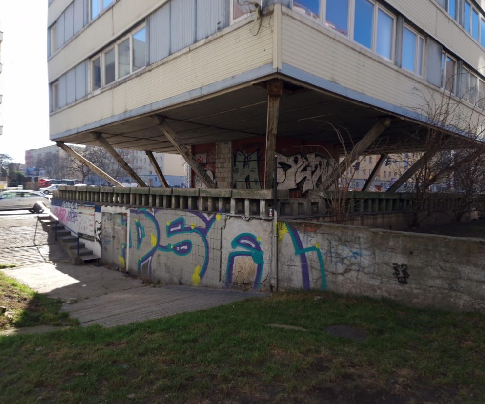 Trzonolinowiec - wieżowiec przy Kościuszki we Wrocławiu z lat 60. przed remontem