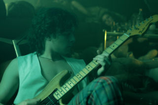 Nowe kadry z filmu o Janie Borysewiczu! Podano wstępną datę premiery filmu “Mniej obcy”