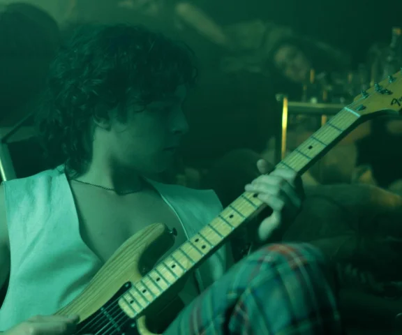 Nowe kadry z filmu o Janie Borysewiczu! Podano wstępną datę premiery filmu “Mniej obcy”